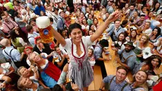 Seorang wanita merayakan pembukaan festival bir Oktoberfest ke-185 di Munich, Jerman, Sabtu (22/9). Festival bir terbesar di dunia ini diselenggarakan mulai 22 September hingga 7 Oktober 2018. (AP Photo/Matthias Schrader)