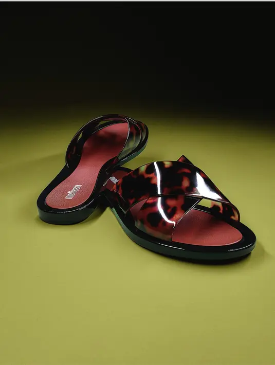 Ragam pilihan model untuk perempuan mulai dari gaya klasik, trendi, platform, sandals, hingga sneakers, dengan warna colorful.  [Foto: Melissa. Dok]