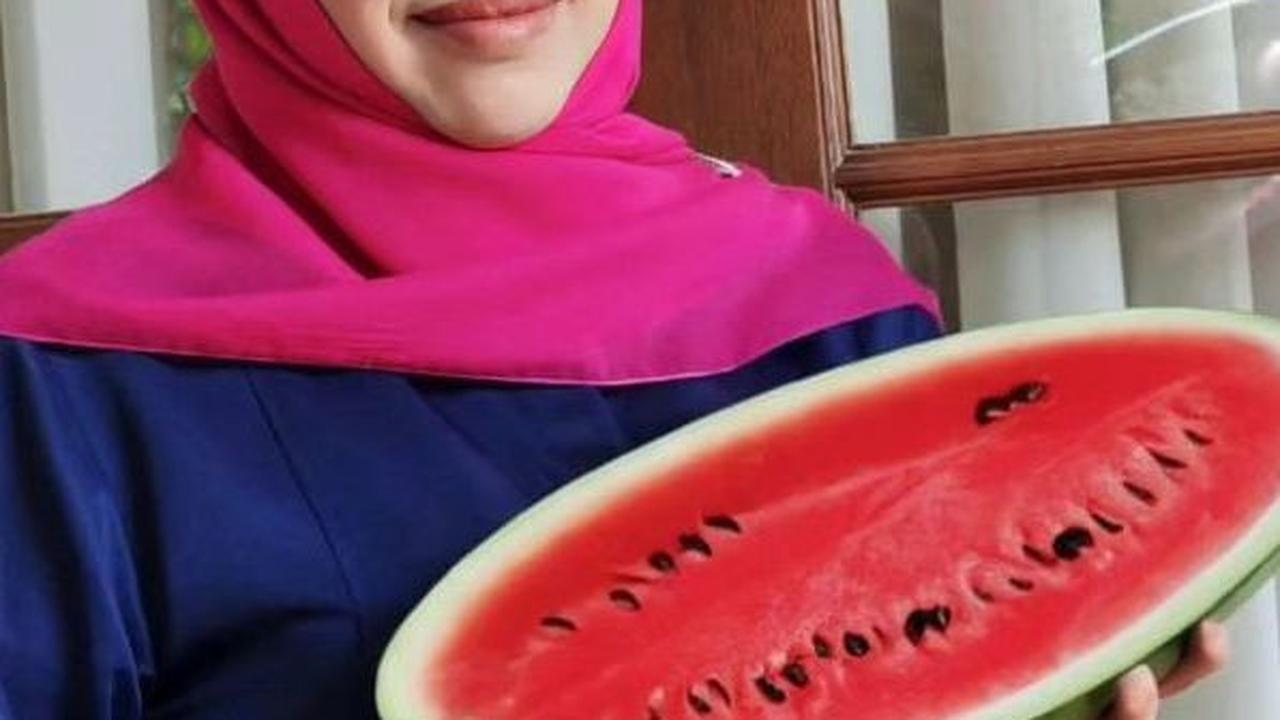 Dukung Kemerdekaan Palestina, Begini Momen Khofifah Pajang Foto Bawa Semangka hingga Jadi Vokalis Nasida Ria
