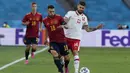 Polandia membuka peluang terlebih dulu di menit ke-6 melalui aksi gelandang Mateusz Klich (kanan). Sepakan kerasnya masih melambung tipis di atas mistar gawang Spanyol. (Foto: AP/Pool/Thanassis Stavrakis)