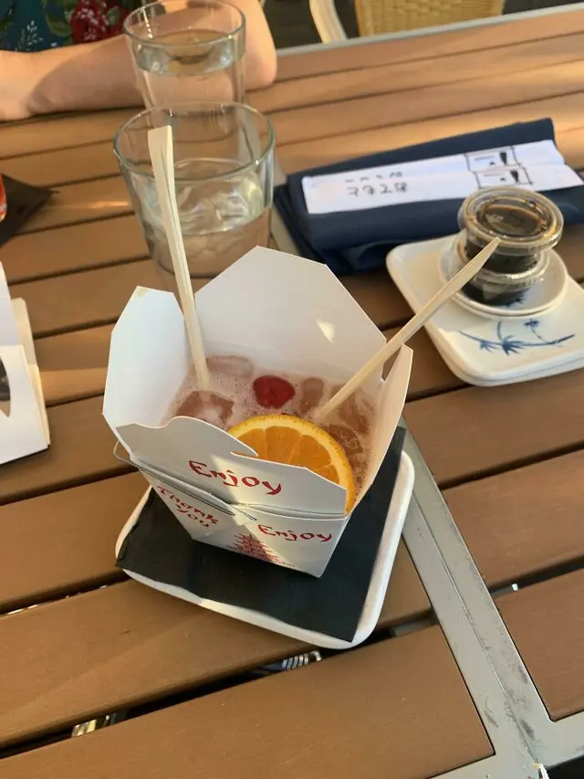 Tak Menggunakan Gelas, Ini 7 Potret Cara Penyajian Minuman yang Unik. (Sumber: Boredpanda)