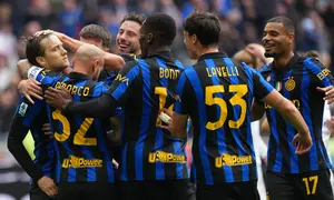 Pemain Inter Milan, Piotr Zielinski (kiri), merayakan gol bersama rekan-rekan setimnya dalam pertandingan Liga Italia melawan Fiorentina di Giuseppe Meazza, Italia, Minggu (25/10/2026). (AP Photo/Antonio Calanni)