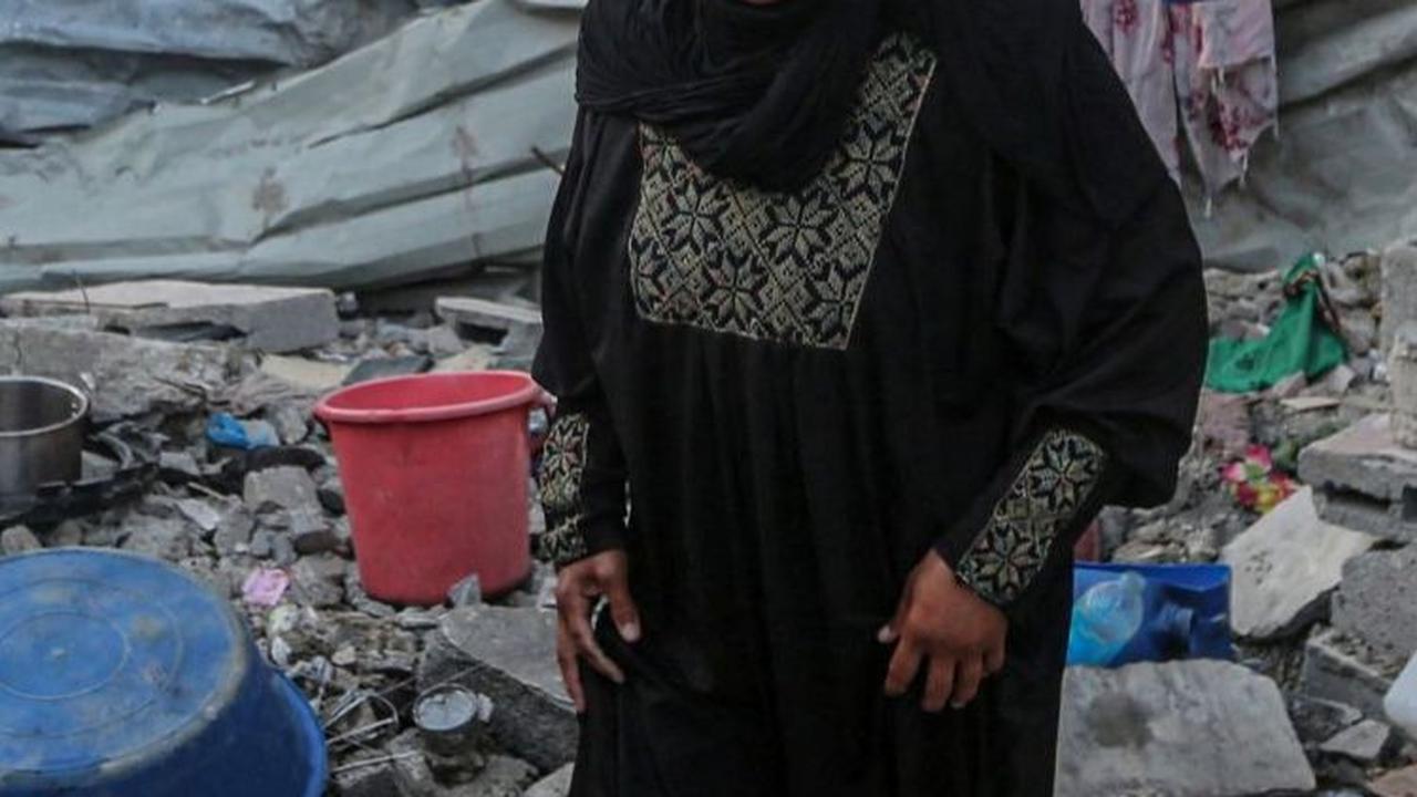 Meski masih dilanda situasi sulit, keluarga Rabaya tetap bersyukur dengan apa yang mereka hadapi saat ini. Foto: SAID KHATIB / AFP<br>