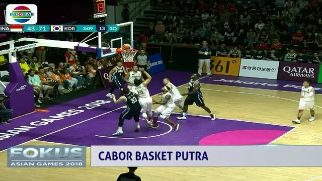 Sejak awal, tim basket Indonesia sudah terdesak oleh serbuan pemain Korea Selatan.