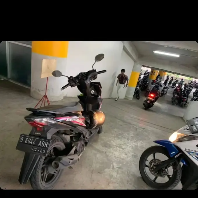 Parkir Motor Melawan Gravitasi (Instagram/@upi.parkir)