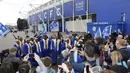 Fans menyaksikan paduan suara di depan Stadion King Power yang merupakan bagian dari perayaan gelar juara Liga Inggris, (3/5/2016). (Action Images via Reuters/Craig Brough)