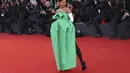 Taylor Russell berpose untuk fotografer setibanya di pemutaran perdana film 'Bones and All' selama Venice Film Festival ke-79 di Venesia, Italia (2/9/2022). Taylor juga memasangkan miliknya dengan sarung tangan putih, ini memberikan nuansa agung pada ansambel. (Photo by Joel C Ryan/Invision/AP)