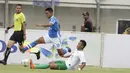 Gelandang Persib Bandung, Febri Hariyadi, berusaha melewati pemain Persiwa Wamena pada laga Piala Indonesia di Stadion Si Jalak Harupat, Bandung, Senin (11/2). Persib menang 7-0 atas Persiwa. (Bola.com/M Iqbal Ichsan)