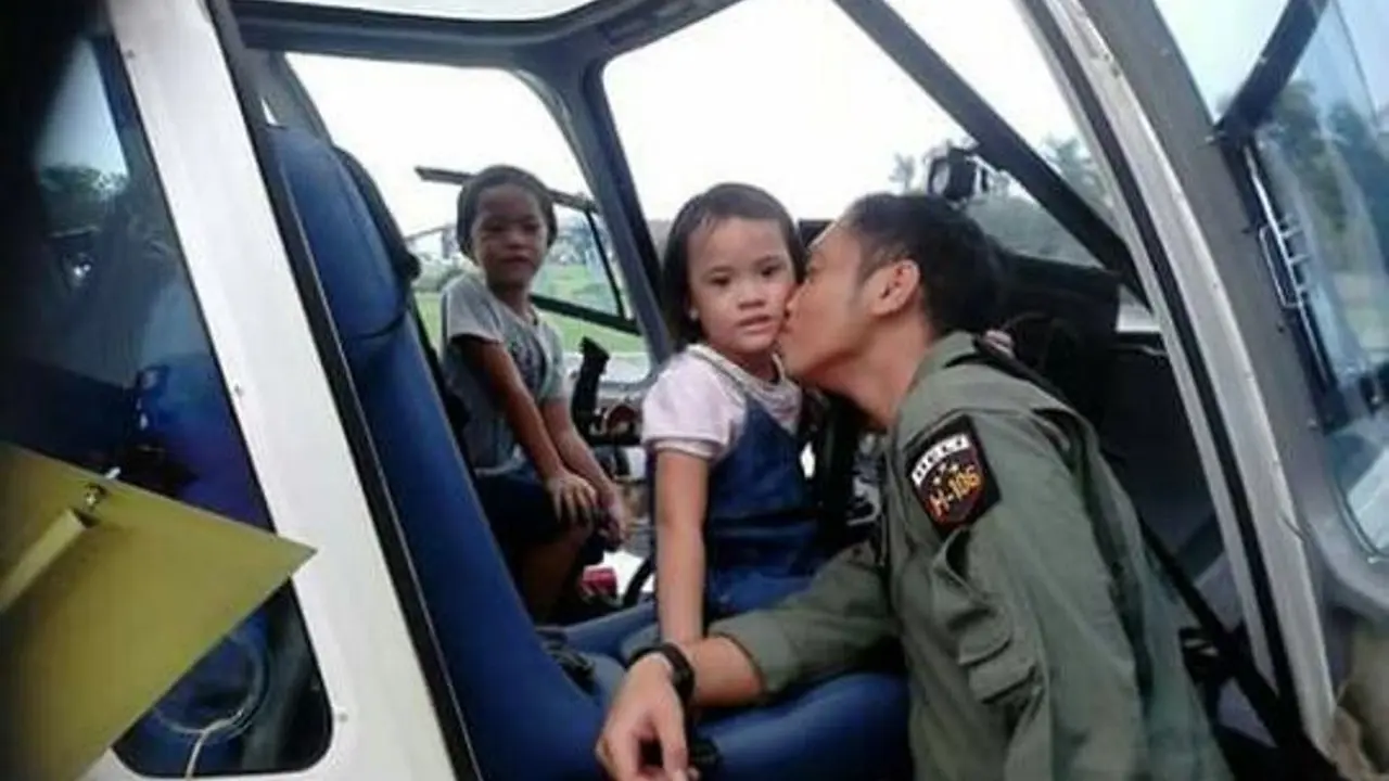 [Bintang] Kecup Terakhir AKP Sarpan pada Anak Sebelum Pesawat Polri Hilang
