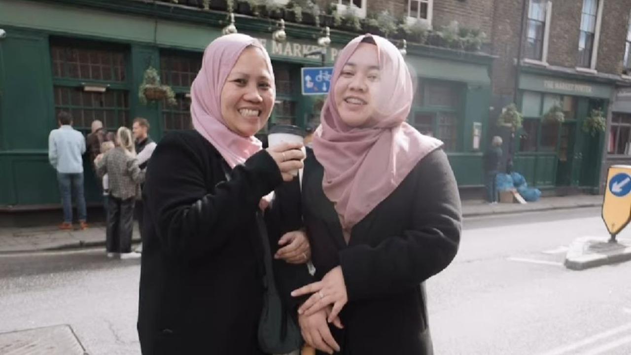 Potret kebersamaan Sus Rini dan Lala. Tak sedikit menyebut keduanya kembar lantaran tampil dengan OOTD yang sama.<br>