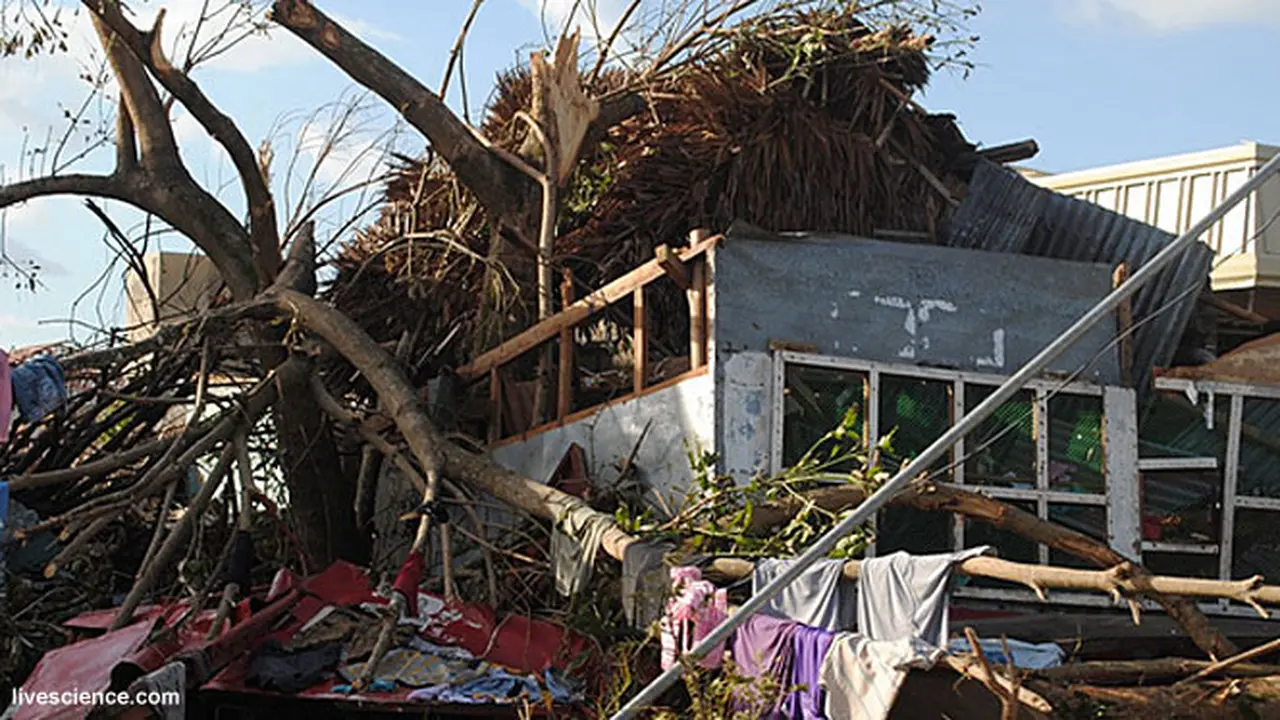 haiyan-tsunami-131112b.jpg