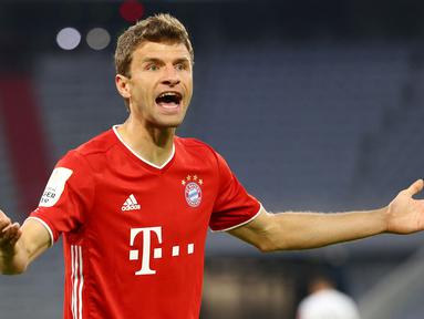Thomas Muller secara mengejutkan tak masuk dalam 30 nama calon peraih Ballon d'Or 2021. Padahal, ia mampu bermain konsisten dengan mencetak 4 gol dari tujuh laga di Liga Jerman musim ini bersama Bayern Munchen. Muller juga mampu tampil impresif pada musim lalu. (AFP/Pool/Kai Pfaffenbach)