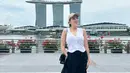 Angel Karamoy tampak mengunjungi beberapa tempat ikonik. Potret Angel Karamoy yang dibelakangnya tampak Marina Bay Sands. Selain itu juga mengunjungi, East Coast Park dan Orchard Road. [Instagram/realangelkaramoy]