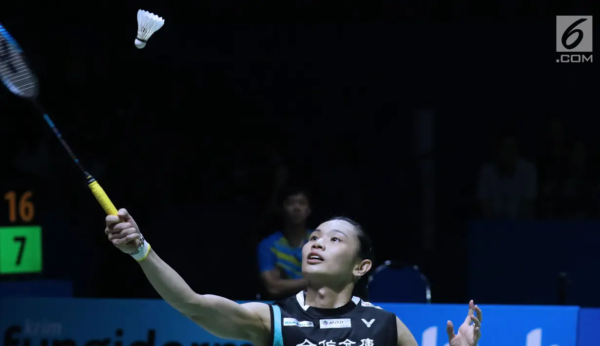 Tunggal putri Taiwan, Tai Tzu Ying mengembalikan kok ke arah pebulu tangkis China, Chen Yufei saat Final Indonesia Open 2018 di Istora GBK, Jakarta, Minggu (8/7). Tai Tzu Ying menang 21-23 21-15 21-9. (Liputan6.com/Helmi Fithriansyah)