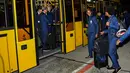 Para pemain Brasil menaiki bus saat tiba di Bandara Sochi, di Rusia (11/6). Di Piala Dunia 2018, timnas Brasil berada di Grup E bersama Swiss, Kosta Rika dan Serbia. (AFP Photo/Nelson Almeida)