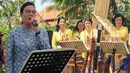 Menteri Keuangan Sri Mulyani saat bernyanyi di sela Pertemuan Tahunan IMF-Bank Dunia 2018 di Nusa Dua, Bali, Minggu (14/10). Sri Mulyani menyanyikan lagu berjudul My Way karya Frank Sinatra. (Liputan6.com/Angga Yuniar)