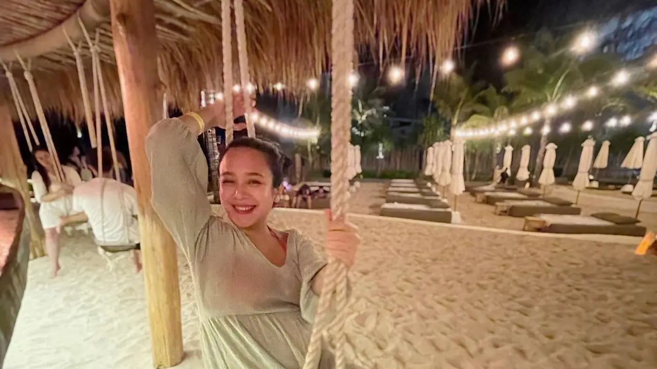 Tampilan Dea Ananda Pamerkan Baby Pump di Bali, Memesona dengan Kain khas Pulau Dewata