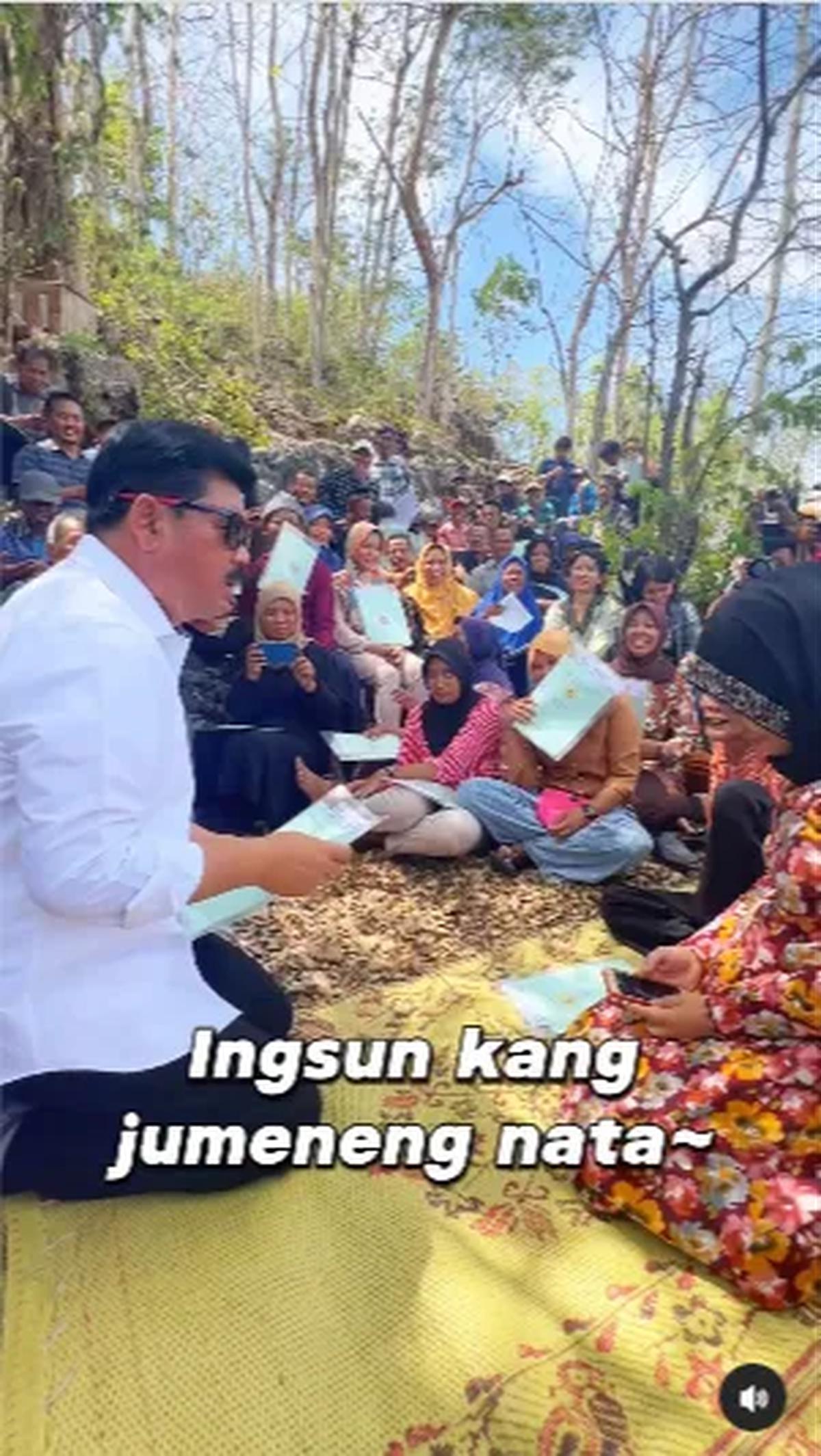 Tak sekedar bertemu dengannya, Hadi Tjahjanto juga sempat unjuk kebolehan menyanyikan lagu jawa bak seorang sinden profesional.