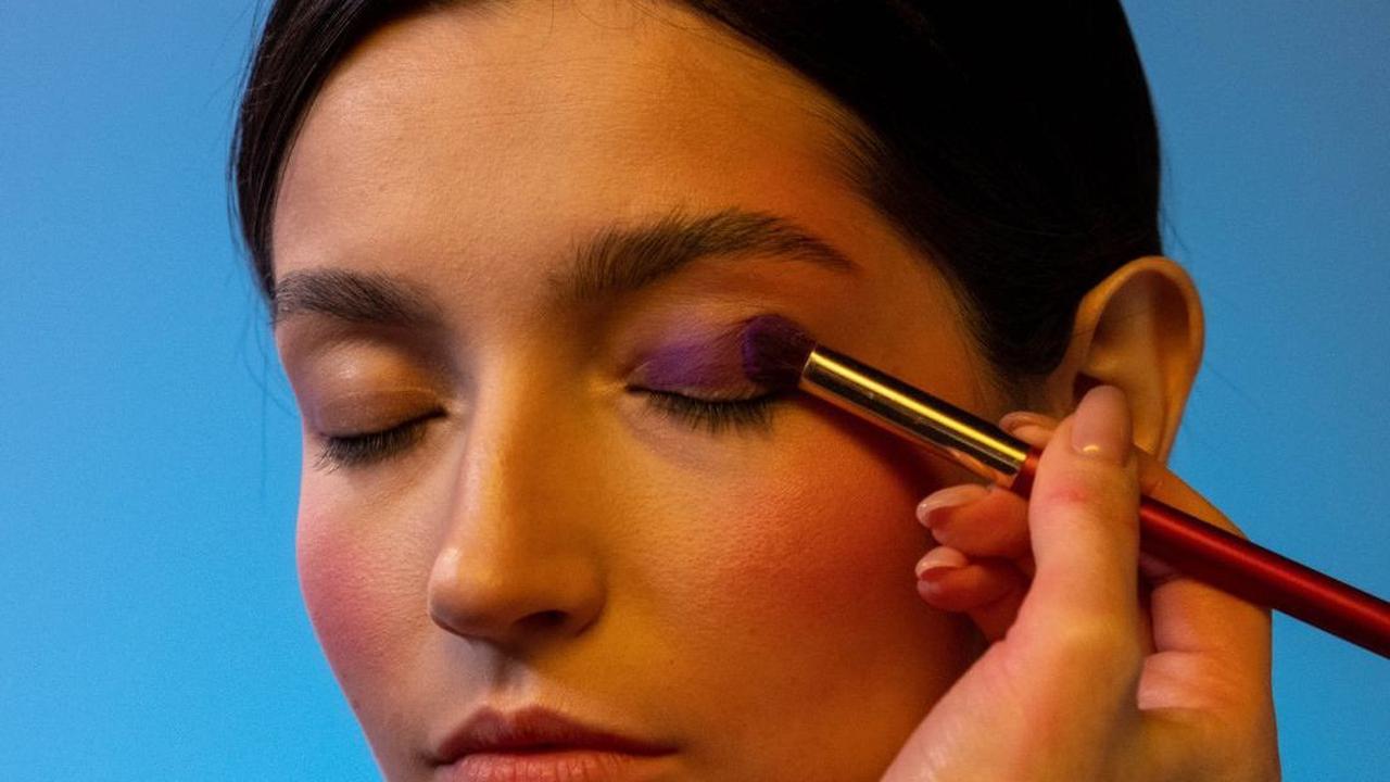 Pakai Eyeshadow Jangan Asal, Intip Tips Berikut Ini Biar Looks Makin Cetar!