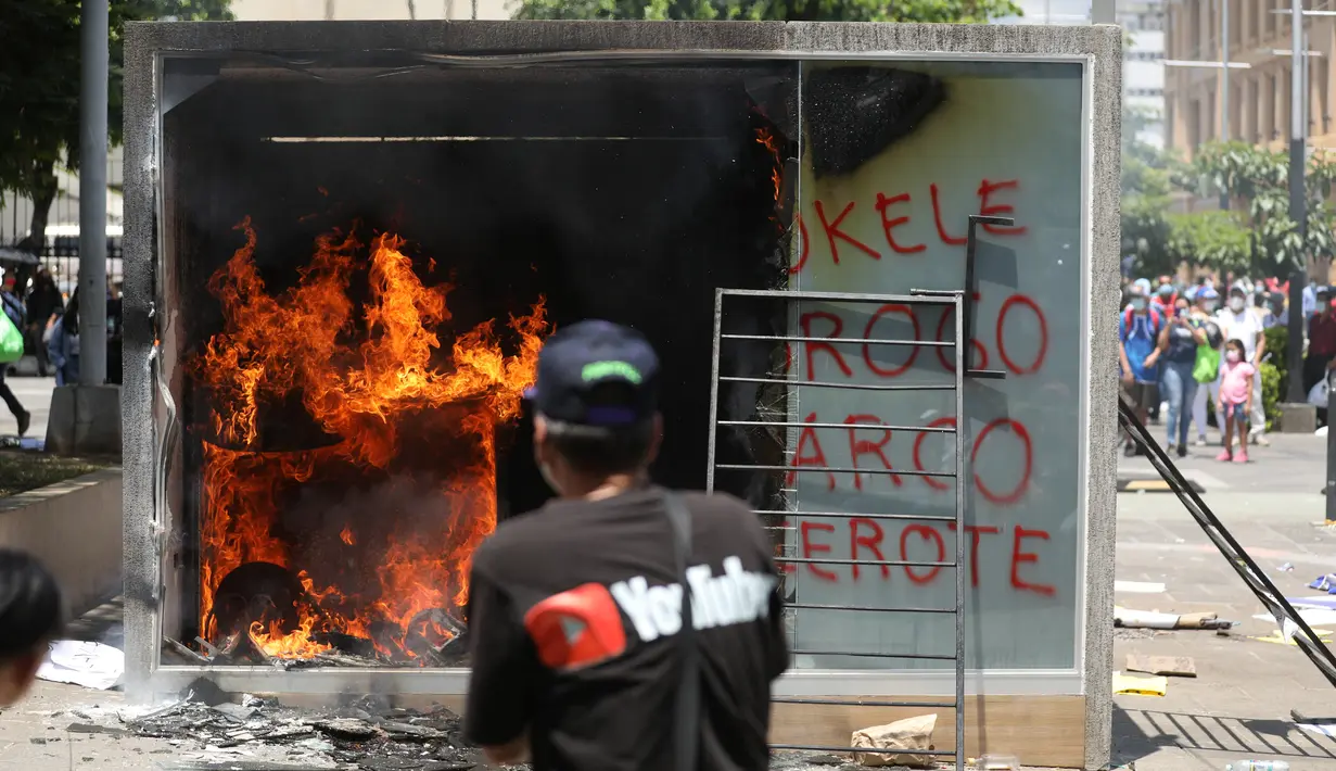 Mesin ATM bitcoin bernama Chivo terbakar selama protes terhadap kebijakan Presiden Nayib Bukele pada Hari Kemerdekaan di San Salvador, El Salvador, Rabu (15/9/2021). Ribuan warga juga memprotes Bukele yang dikhawatirkan kembali mengikuti pemilihan pada tahun 2024 mendatang. (MARVIN RECINOS/AFP)