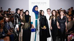 Perancang Busana Dian Pelangi bersama para desainer berpose selama acara New York Fashion Week 2017 di The Dream Downtown Hotel, New York, AS (7/9). (Brian Ach/Getty Images for Indonesian Diversity/AFP)