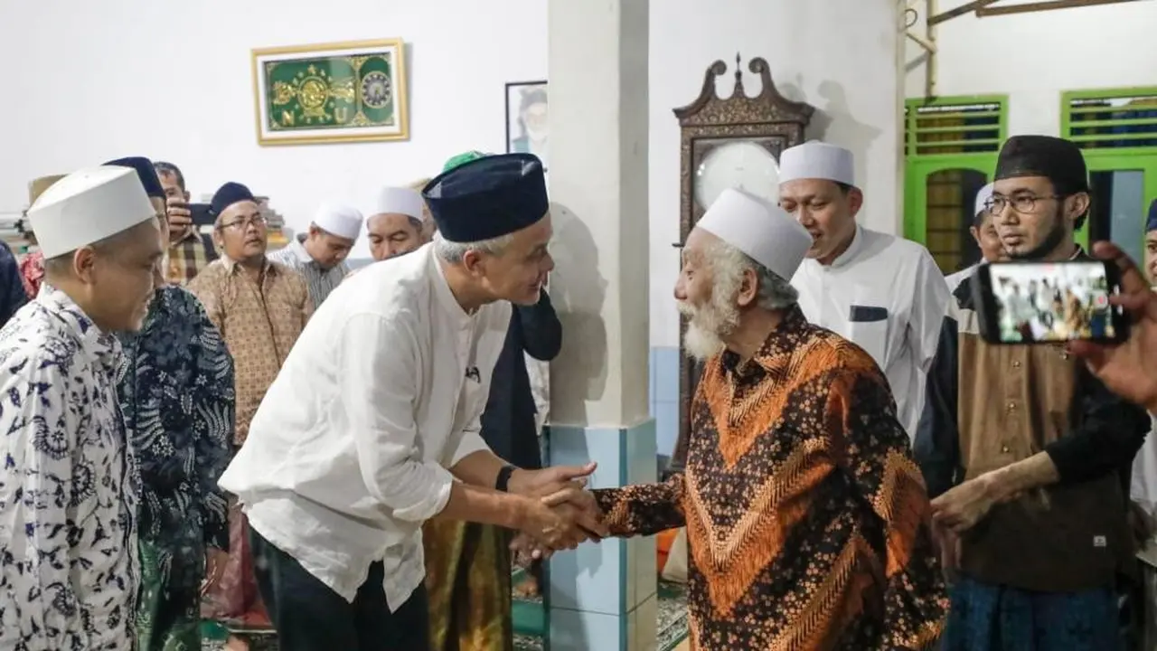 Ganjar Pranowo saat bertemu ulama karismatik asal Banten KH Ahmad Muhtadi Dimyati atau Abuya Muhtadi (Istimewa)