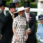 Ratu Elizabeth II, Sophie, Countess of Wessex, dan Pangeran Edward, Earl of Wessex, menghadiri hari pertama pertemuan pacuan kuda Royal Ascot, di Ascot, barat London, pada 18 Juni 2019. (ADRIAN DENNIS / AFP)