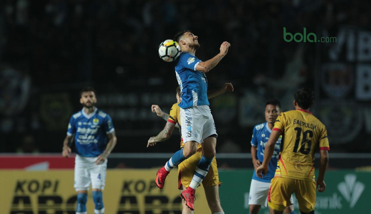 Pemain Persib Bandung, Jonathan Bauman saat melakukan duel udara dengan pemain Mitra Kukar pada laga Liga 1 Indonesia di GBLA, (8/4/2018). Persib Bandung menang 2-0. (Bola.com/Nick Hanoatubun)