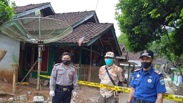 Beberapa petugas satgas pancegahan Covid-19 tengah melakukan penjagaan ketat di area lokasi terjadinya outbreak satu kampung Banjarsari, Bungbulang, Garut.