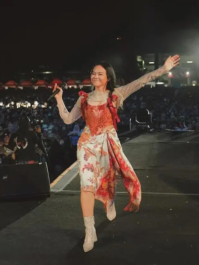 Pesona Selebriti Tanah Air Berbalut Wastra Indonesia (Instagram/@yurayunita)
