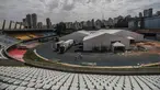 Orang-orang bekerja di lokasi pembangunan rumah sakit sementara di kompleks olahraga Ibirapuera di tengah merebaknya COVID-19 di Sao Paulo (16/4/2020). Jumlah kasus terkonfirmasi COVID-19 di Brasil melonjak dari 28.320 menjadi 30.425, kata Kemenkes Brasil pada Kamis (16/4). (Xinhua/Rahel Patrasso)