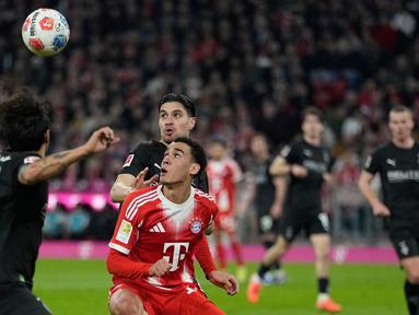 Kevin Diks bersama timnya, Borussia Mönchengladbach harus menelan kekalahan telak saat bertandang ke markas Bayern Munchen di Allianz Arena, Munchen, Jerman, pada Jumat (06/03/2026) waktu setempat. (AP Photo/Matthias Schrader)