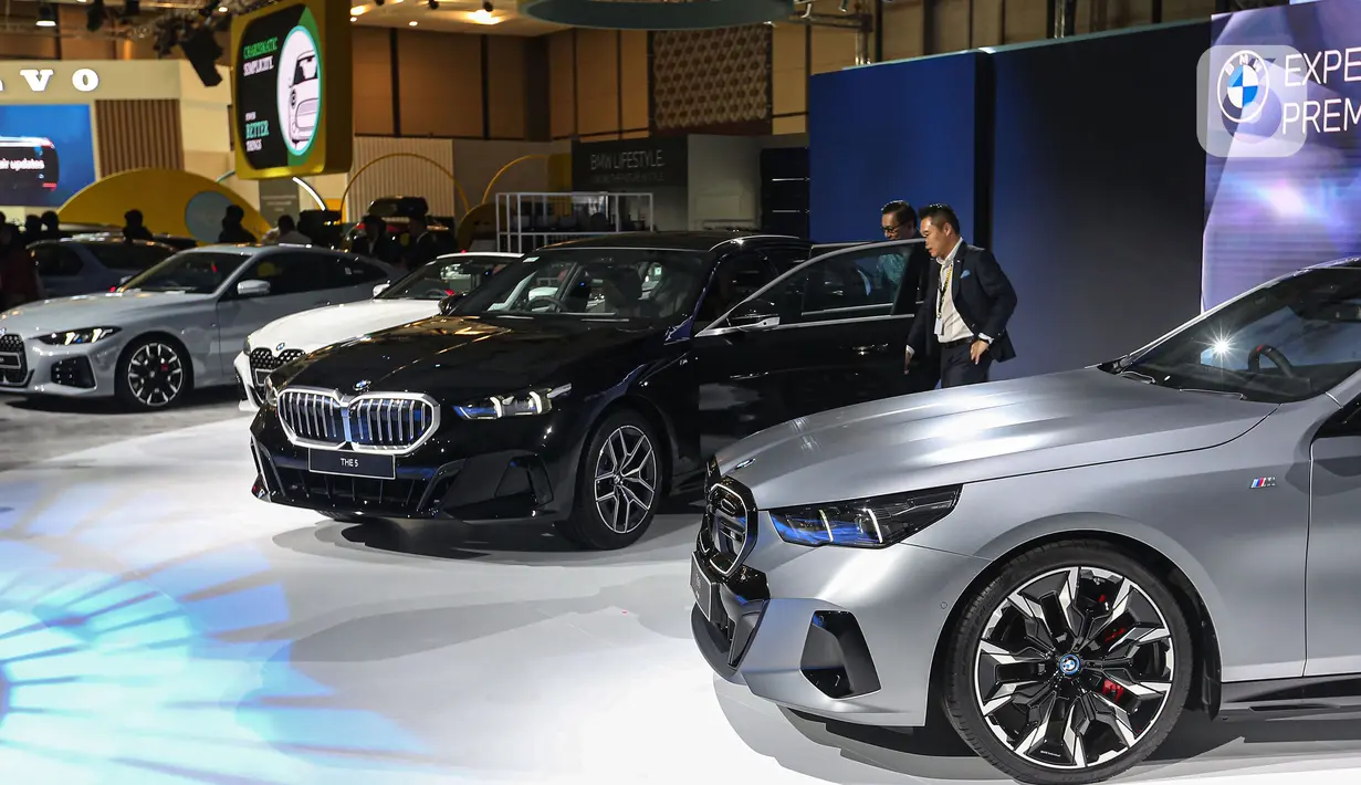 Di GIIAS 2024, BMW juga menampilkan sejumlah sedan bisnis dan beberapa varian lainnya yang dirakit di Indonesia. (Liputan6.com/Angga Yuniar)