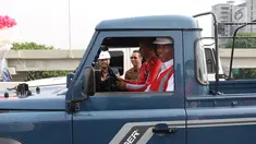 Presiden Joko Widodo (Jokowi) berada di dalam mobil jip seusai meresmikan jalan Tol Bekasi-Cawang-Kampung Melayu (Becakayu), Jumat (3/11). Bersama rombongan, Jokowi konvoi menjajal ruas tol Becakayu tersebut. (Liputan6.com/Angga Yuniar)
