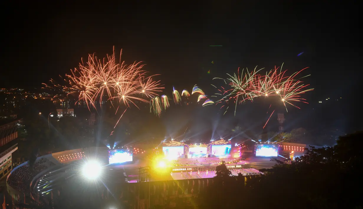 Letupan kembang api saat penutupan Peparnas Papua di Stadion Mandala, Jayapura, Papua, Sabtu (13/11/2021). (ANTARA FOTO/Raisan Al Farisi/nym)