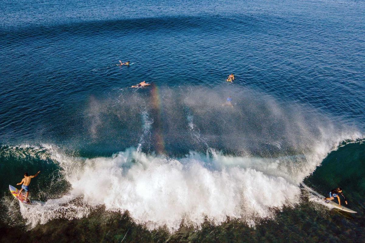 FOTO: Pesona Ombak Pantai Lhoknga Menarik Peselancar Dunia