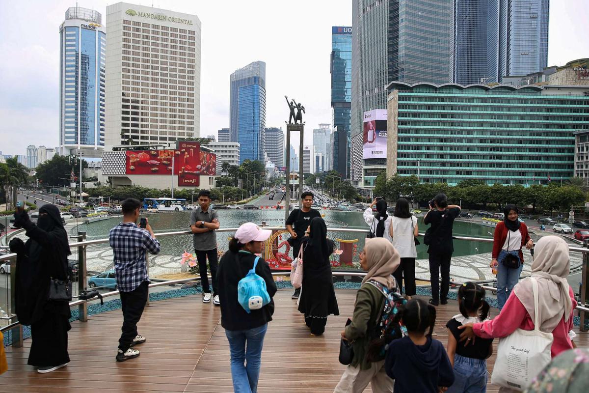 Anjungan Halte TransJakarta Bundaran HI Jadi Primadona Wisata Murah di Tengah Libur Isra Mikraj