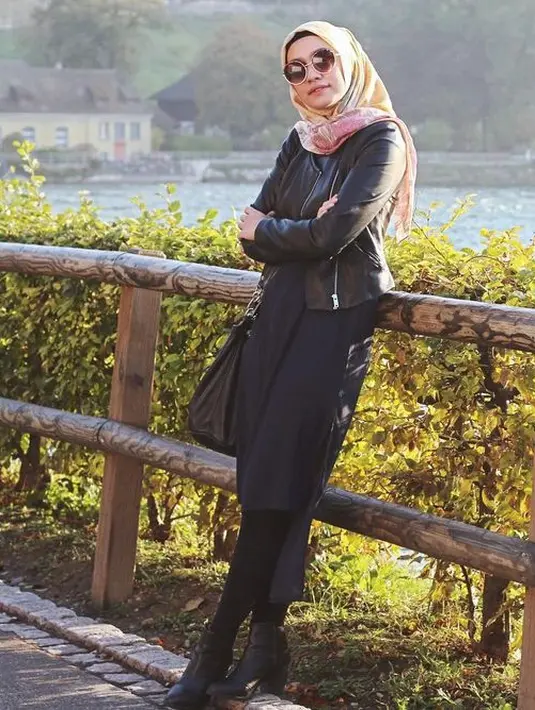 Padukan jaket kulit hitam dengan dress hitam, dan leeging sebagai dalaman. Boots hitam pun menamah tampilan edge. Bisa menggunakan kerudung segi empat bermotif agar tampilan tidak terlalu monoton. dok. Mega Iskanti