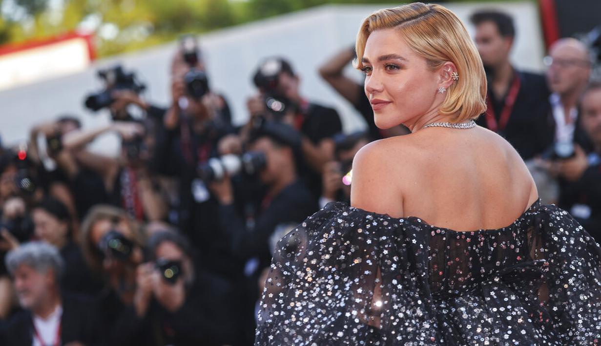 Florence Pugh dalam premier Don't Worry Darling di Festival Film Venesia 2022. (Foto: Vianney Le Caer/Invision/AP)