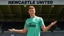 Nick Pope. Kiper Inggris berusia 30 tahun ini baru saja didatangkan Newcastle United dari Burnley yang harus terdegradasi ke Championship pada bursa transfer musim panas 2022/2023. Ia diikat kontrak The Magpies hingga Juni 2026 dengan nilai transfer 11,5 juta euro atau setara Rp175 miliar. Selama 6 musim membela Burnley ia total tampil dalam 155 laga di semua ajang dengan torehan 53 kali clean sheet dan kebobolan 186 gol. (nufc.co.uk)