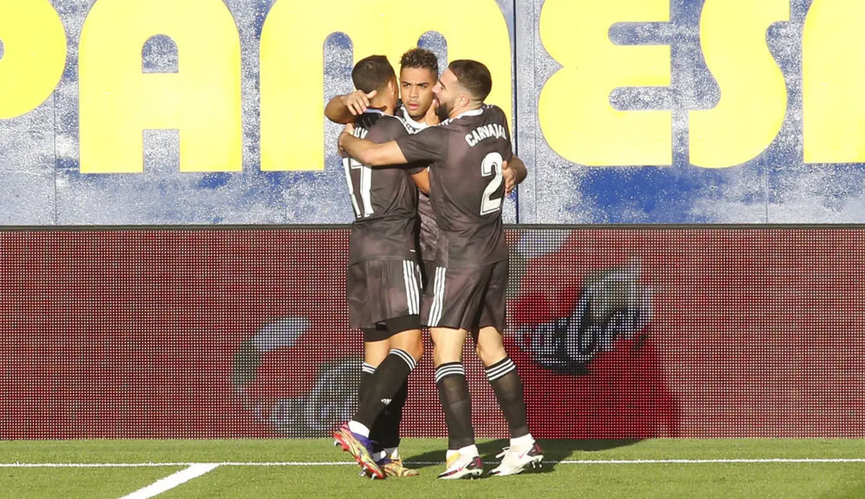 Para pemain Real Madrid merayakan gol yang dicetak oleh Mariano Diaz ke gawang Villarreal pada laga Liga Spanyol di Stadion Ceramica, Minggu (22/11/2020). Kedua tim bermain imbang 1-1. (AP/Alberto Saiz)