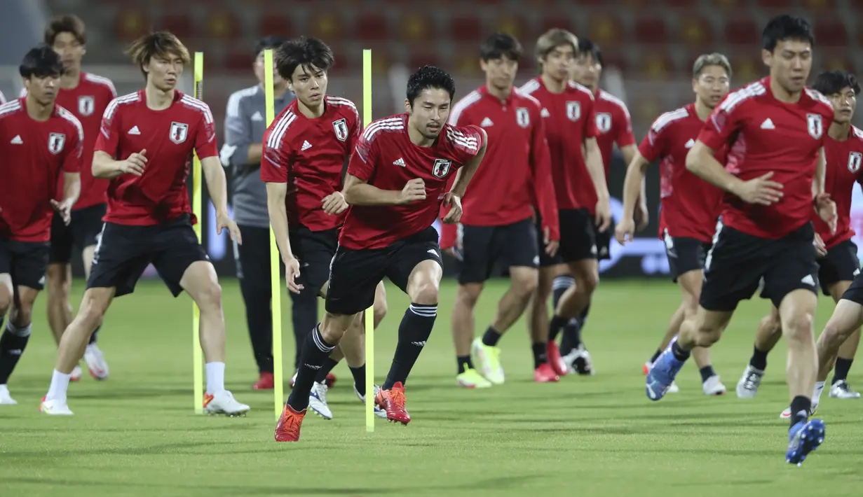 Para pemain Jepang melakukan pemanasan selama berlatih di Muscat, Oman, Senin (15/11/2021). Jepang duduk di posisi 3 dengan mengantongi 9 poin, selisih 2 angka dari Oman yang menguntit tepat di bawahnya. (AP Photo/Kamran Jebreili)