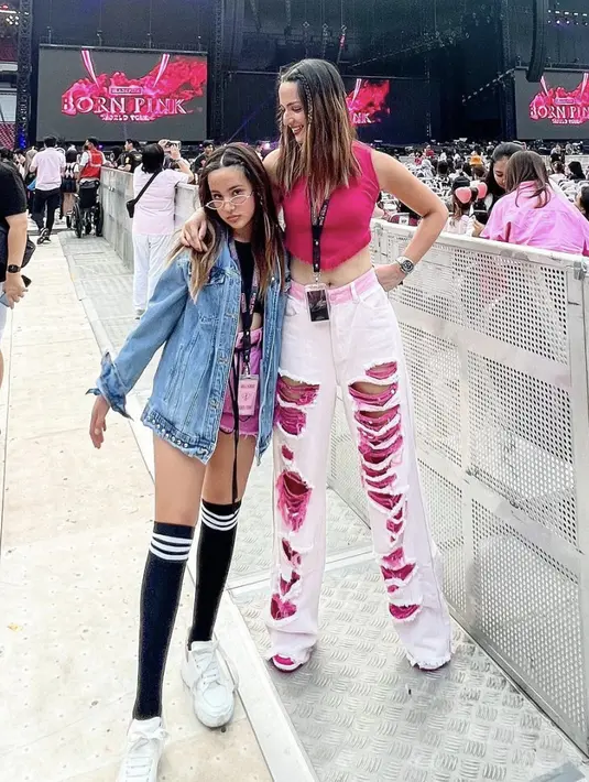 Mikhayla juga sangat kompak dengan Nia Ramadhani. Bahkan kali ini, ia tampil super stylish kala menonton konser Blackpink di Jakarta, beberapa waktu lalu. [Foto: Instagram/ Nia Ramadhani]