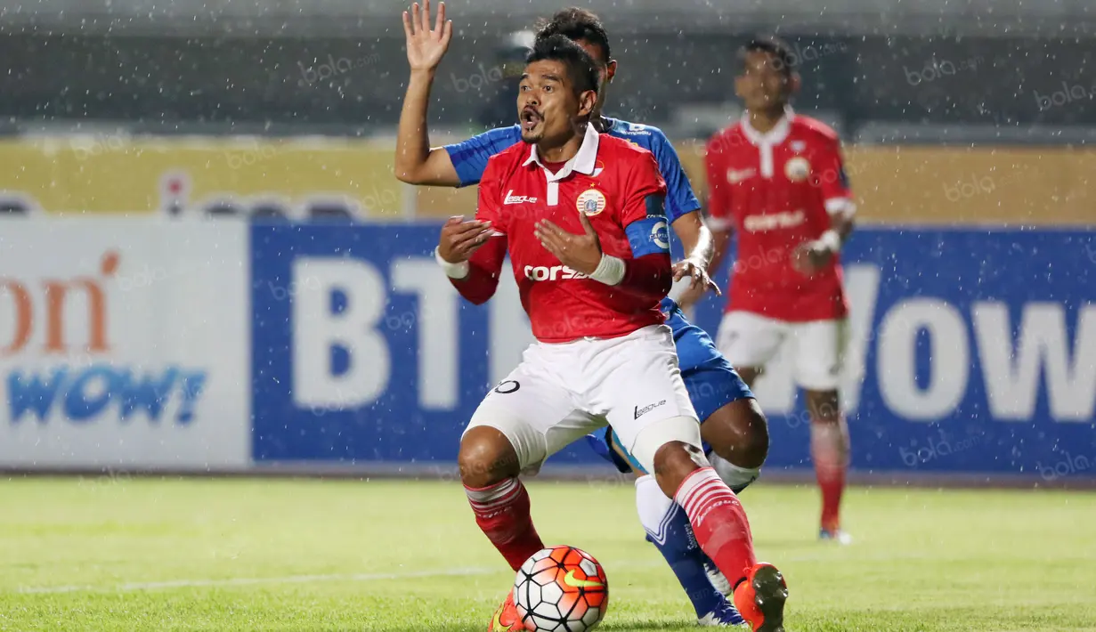 Ekspresi Bambang Pamungkas yang memprotes keputusan wasit saat melawan Persib Bandung pada laga Torabika SC 2016 di Stadion Gelora Bandung Lautan Api, Bandung, Sabtu (16/7/2016). (Bola.com/Nicklas Hanoatubun)