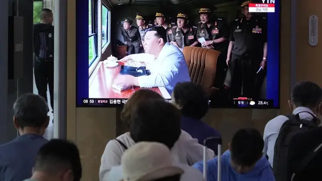 Layar TV menunjukkan gambar arsip pemimpin Korea Utara Kim Jong Un selama program berita di Stasiun Kereta Api Seoul di Seoul, Korea Selatan, Kamis (12/9/2024).
