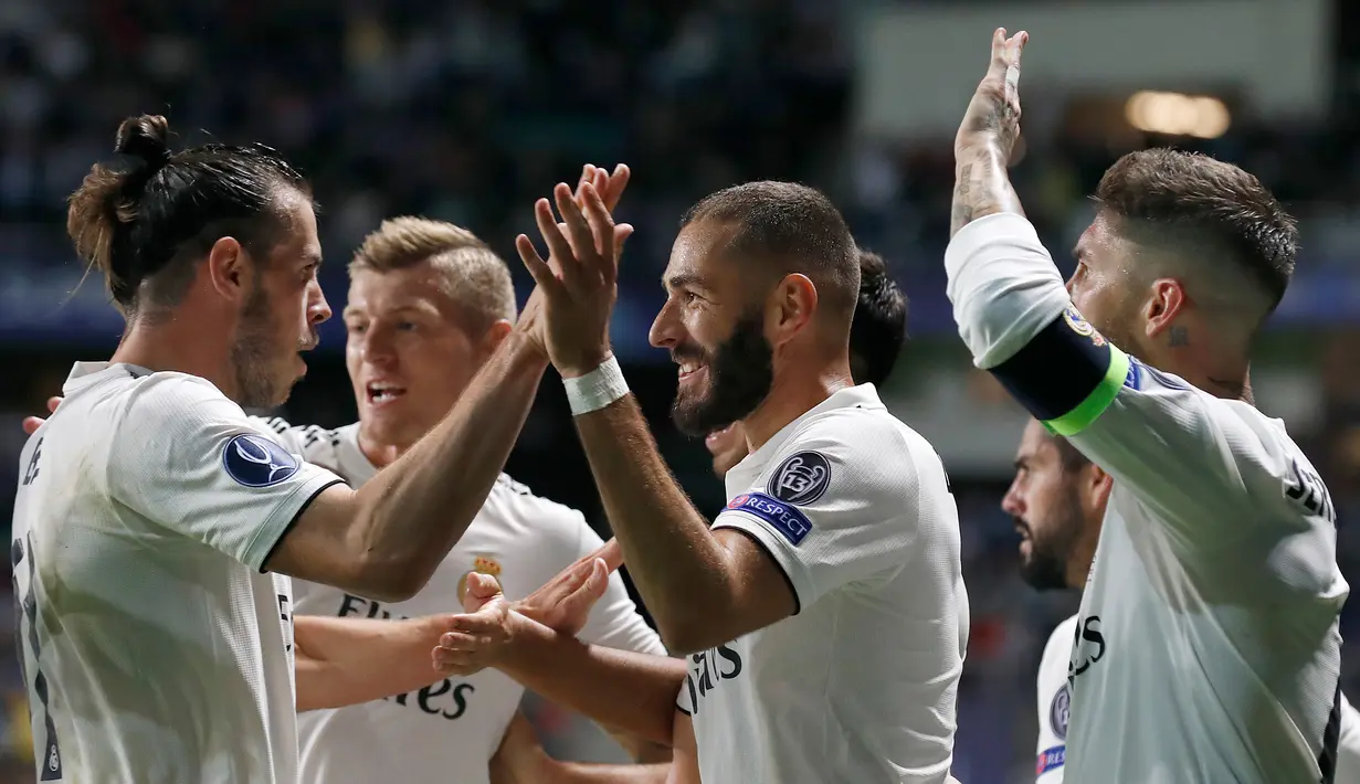 Penyerang Real Madrid, Karim Benzema berselebrasi bersama rekannya usai mencetak gol ke gawang Atletico Madrid pada final Piala Super Eropa di Lillekula Stadium di Tallinn, Estonia, (15/8). Real Madrid kalah 4-2 atas Atletico. (AP Photo/Pavel Golovkin)