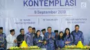 Presiden ke-6 SBY bersama keluarga foto bersama usai potong tumpeng pada malam kontemplasi di Puri Cikeas Bogor, Senin (9/9/2019). Malam kontemplasi bertepatan dengan HUT ke-18 Partai Demokrat, hari lahir SBY, dan 100 hari meninggalnya Any Yudhoyono. (Liputan6.com/Faizal Fanani)