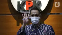 Wakil Ketua KPK, Nurul Ghufron sesaat jelang rilis penahanan Bupati Bandung Barat Aa Umbara Sutisna dan anaknya Andri Wibawa di Gedung KPK, Jakarta, Jumat (9/4/2021). KPK menahan keduanya terkait dugaan korupsi pengadaan barang tanggap darurat pandemi COVID-19. (Liputan6.com/Helmi Fithriansyah)