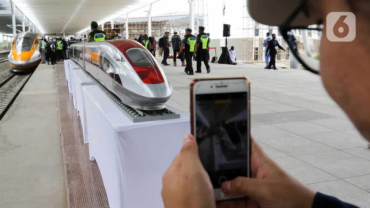 Rangkaian Kereta Cepat Jakarta-Bandung Terparkir di Stasiun Tegalluar
