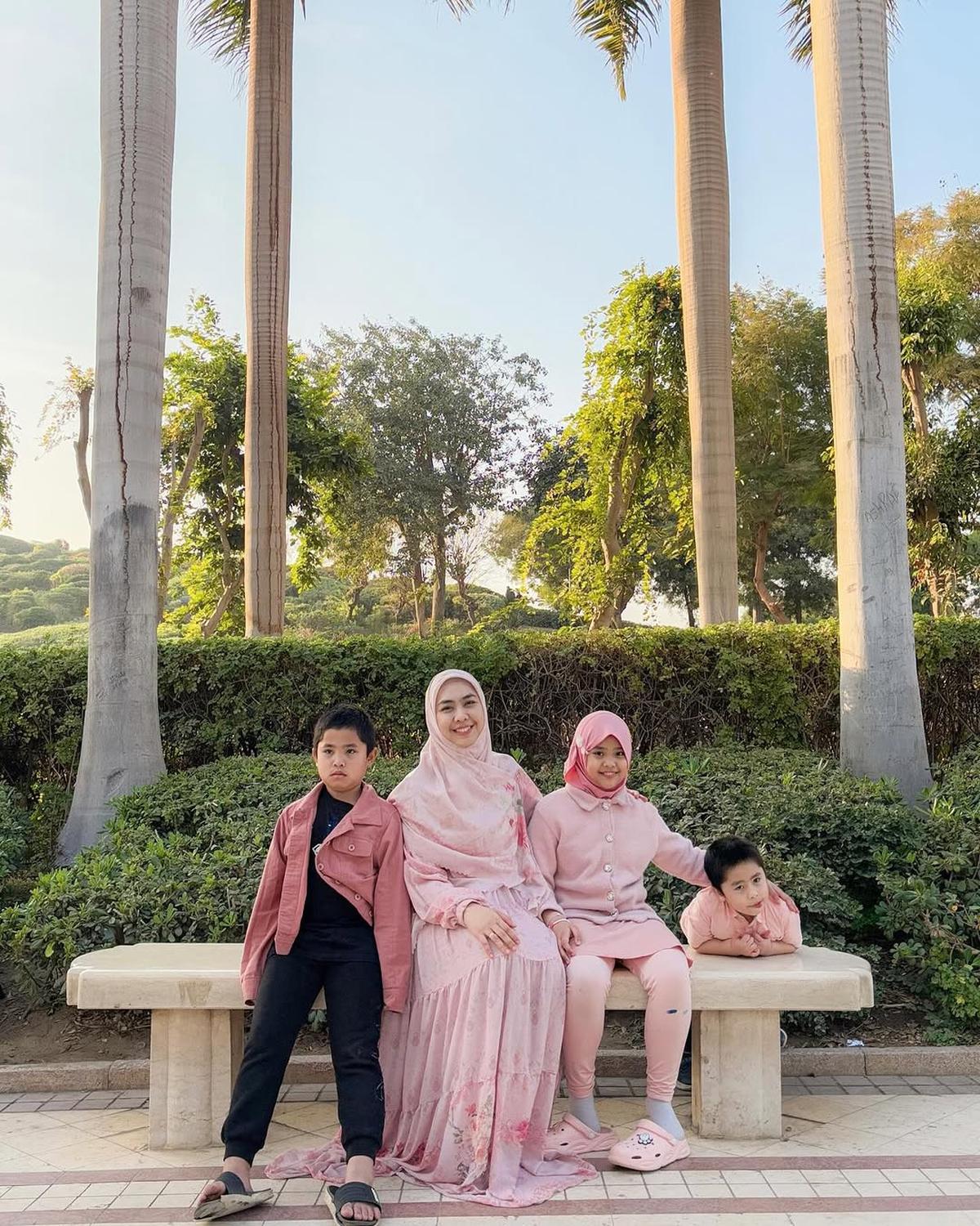 Potret Oki Setiana Dewi Ajak Anak-Anak Main di Taman Kota Kairo, Kompak Pakai Baju Pink
